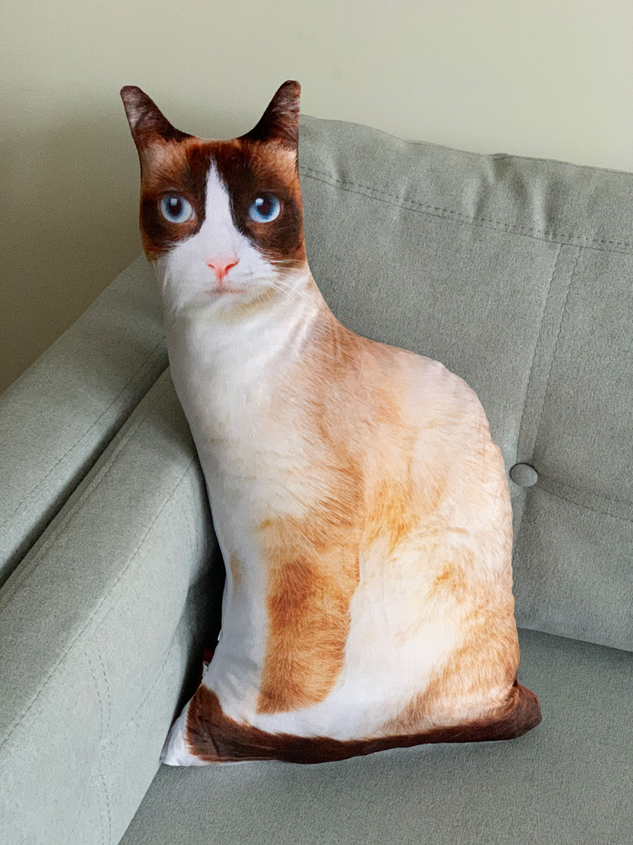 Подушка в виде кота реалистичная